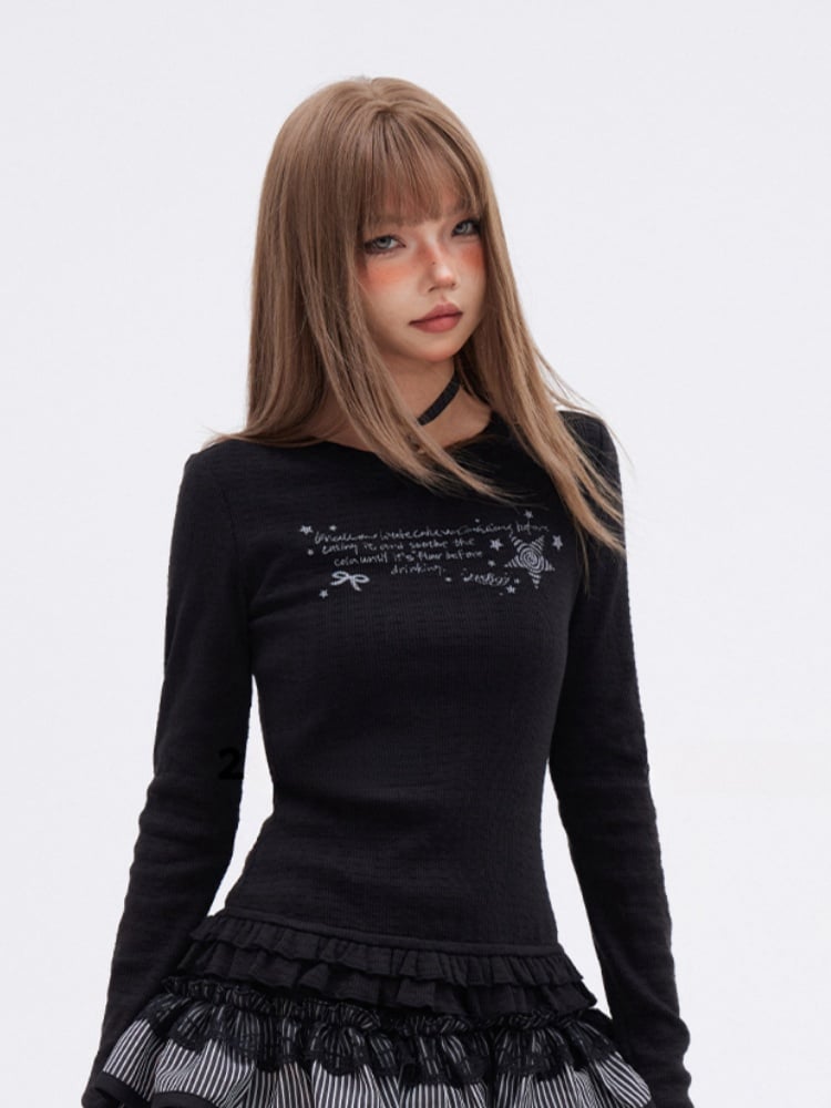 Schwarzes, eng anliegendes, bedrucktes Top mit Rundhalsausschnitt, gestuftem Rüschenbesatz