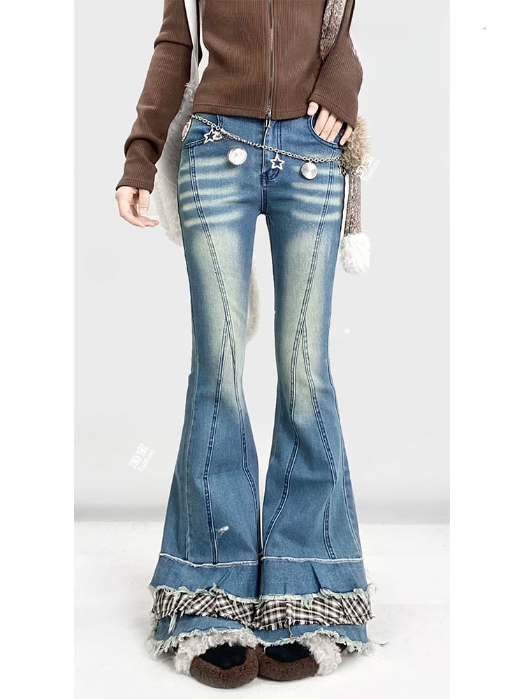 Blaue Schlagjeans mit kariertem Besatz