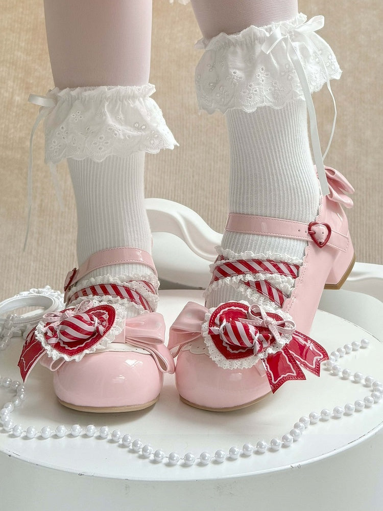 Janes Mary – Schuh mit kreuz und quer verlaufenden Clip-Riemen und Herzmotiv, tiefrot, gerüschte Spitze, rosa Design, süße runde Zehenpartie mit Schleifendetails