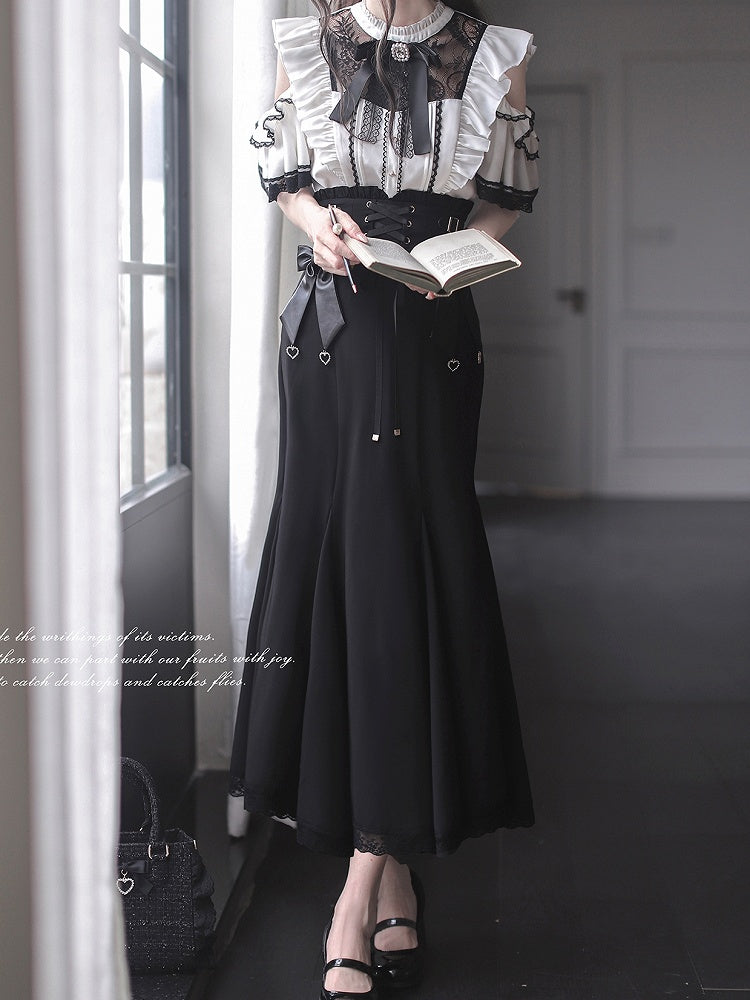 Schwarze Bluse mit ausgeschnittenen Schultern und Illusionsausschnittbesatz aus weißer Spitze von Jirai Kei