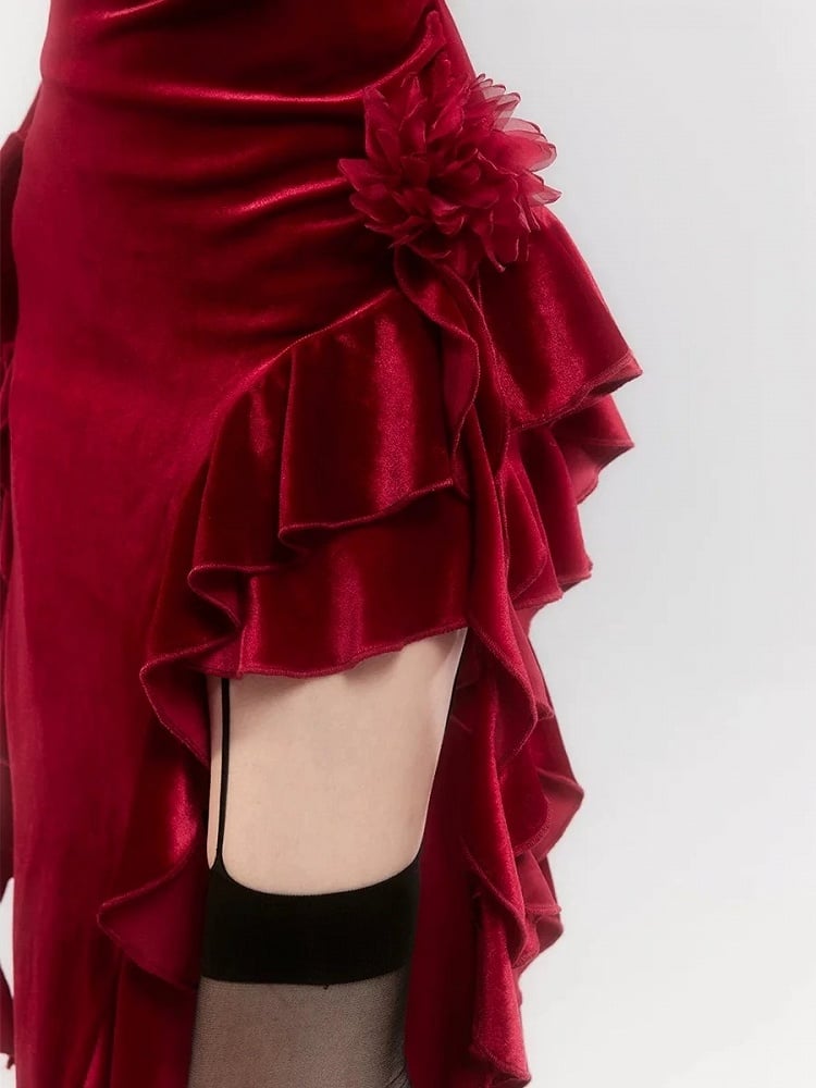 Rotes Kleid aus Samt mit Glockenärmeln und asymmetrischem Rüschensaum
