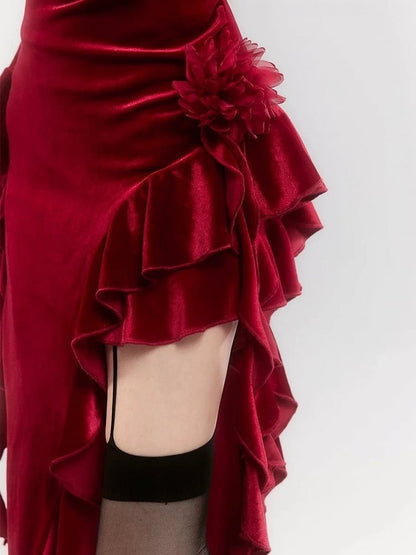 Rotes Kleid aus Samt mit Glockenärmeln und asymmetrischem Rüschensaum