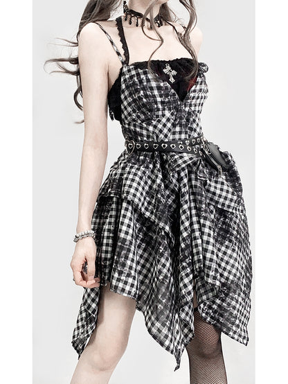 華やかなティアードクロストップ、チェック柄ディテール、ほろ苦いレッドスカート、ブラックタイセット、ドレスキャミソール