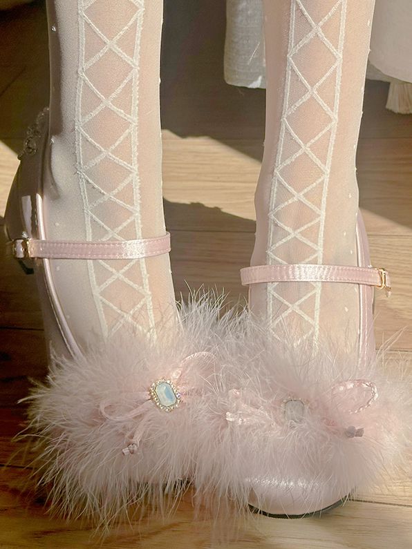 Hellrosa Mary Janes mit Feder-Strassschleife oben und Perlenkette