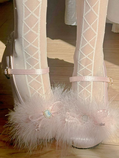 Hellrosa Mary Janes mit Feder-Strassschleife oben und Perlenkette