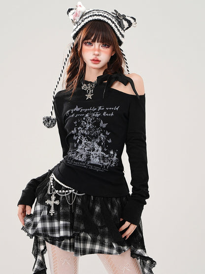 Schwarzes Oberteil mit Buchstaben und Schmetterlingen, asymmetrischem Ausschnitt und langen Ärmeln