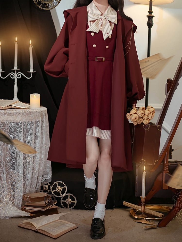 Roter Ballonmantel mit adretter Kapuze und langen Ärmeln