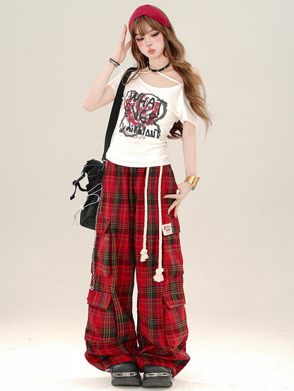 Weißes Neckholder-Top mit Graffiti-Buchstaben und gerüschtem Taillendetail