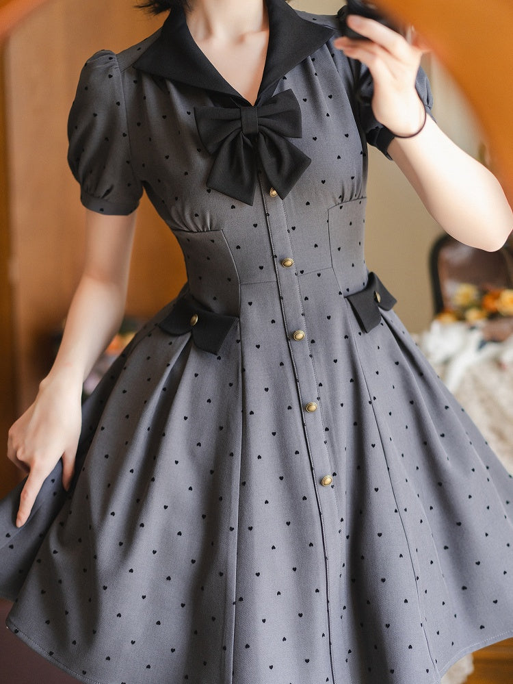 ブラックグレーのパフダークドレスの袖の小さなハート型パターンのファッションレトロ