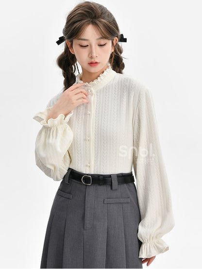 ホワイトのフリルネックラインブラウス