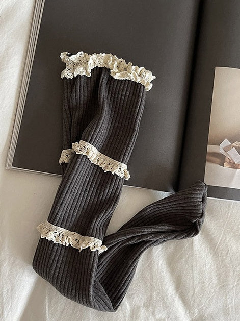 ホワイト/ダークグレーのスイートフリルカフスカーフソックス