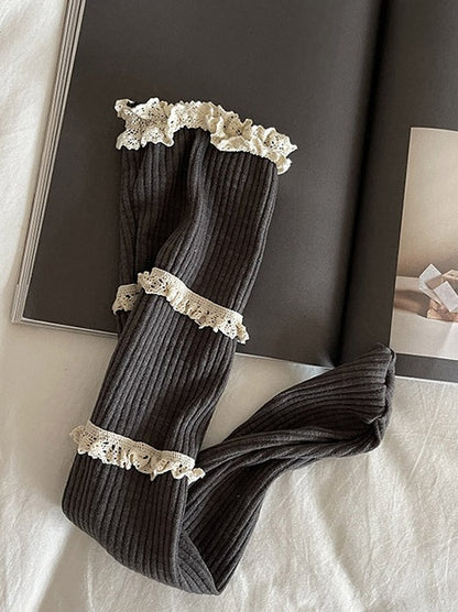 ホワイト/ダークグレーのスイートフリルカフスカーフソックス