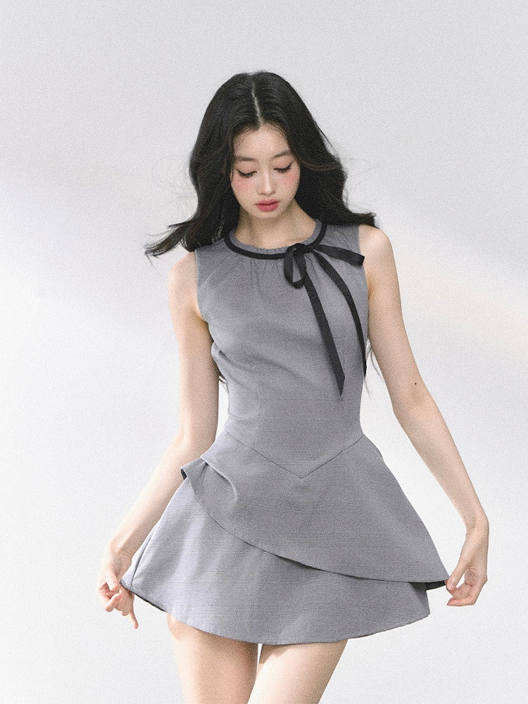 Ärmelloses Kleid Grau Basken-Taille Selbstbinden Ausschnitt Mini