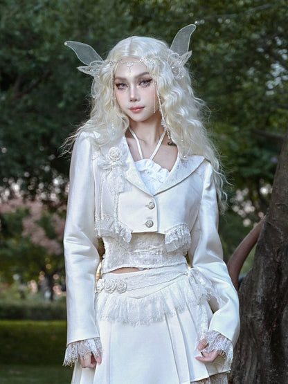 裾と袖口に白いフェアリーレースのトリム