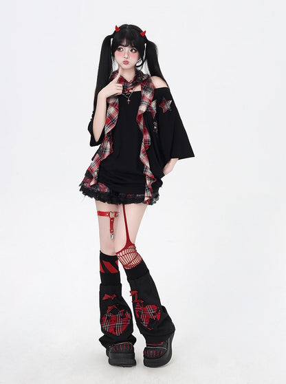 Glamouröser Schal-Ausschnitt mit T-Shirt, rot kariert, Stern-Applikationen, schwarz, asymmetrisch