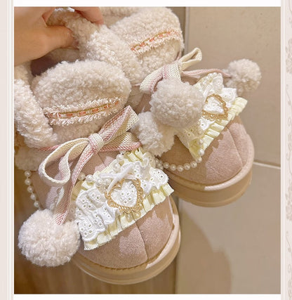 ベージュ＆ピンクのポンポン付きプラッシュプラットフォームUGGブーツ（ビーズチェーン付き）