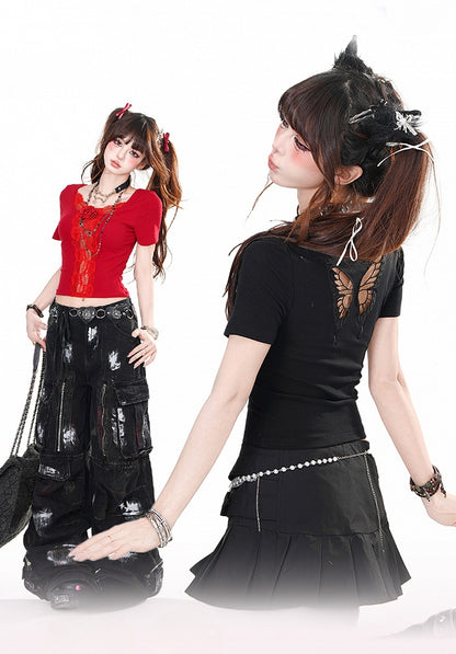 ブラック/レッドのロゼットレーストリム、バタフライカットアウトディテール、背面にグラマラスなクロップドトップス