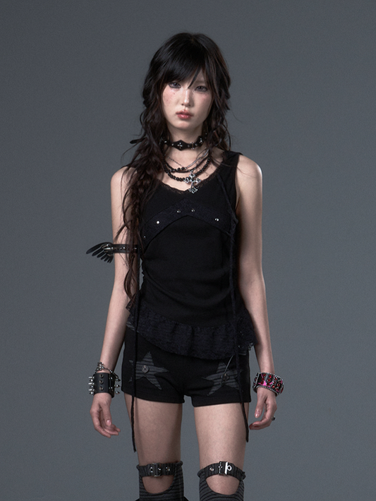 Schwarzes Tanktop mit Spitzennieten, metallischem asymmetrischem Saum und Kapuze