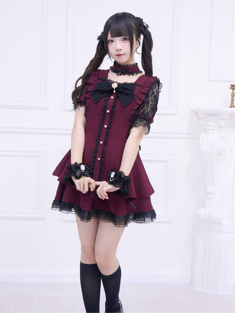 Schwarzes Side-Kei-Kleid mit Besatz: Weinroter Schnürrock und dazu passender roter Spitzen-Minirock Jirai