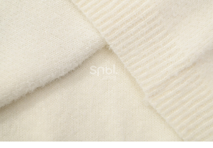 白いかわいい子犬柄のラウンドネックルーズセーター