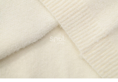 白いかわいい子犬柄のラウンドネックルーズセーター