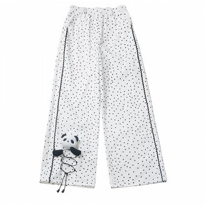 Weiße Baumwollhose mit geradem Bein und Punktemuster und Panda-Plüschtier