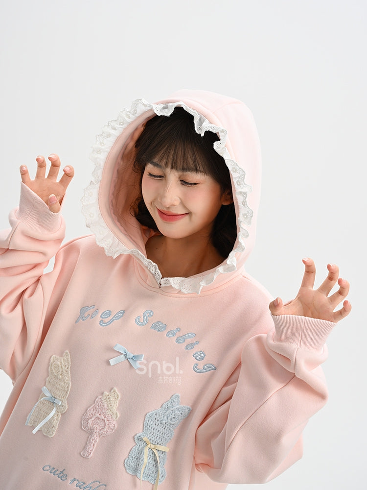 Rosafarbener, süßer Kapuzenpullover mit gehäkelten Häschendetails und Fleecefutter