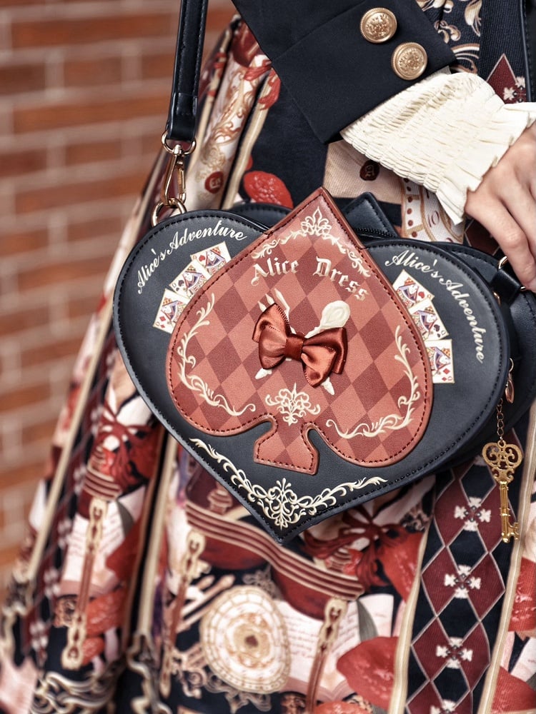 黒と赤のハート型ハンドバッグ