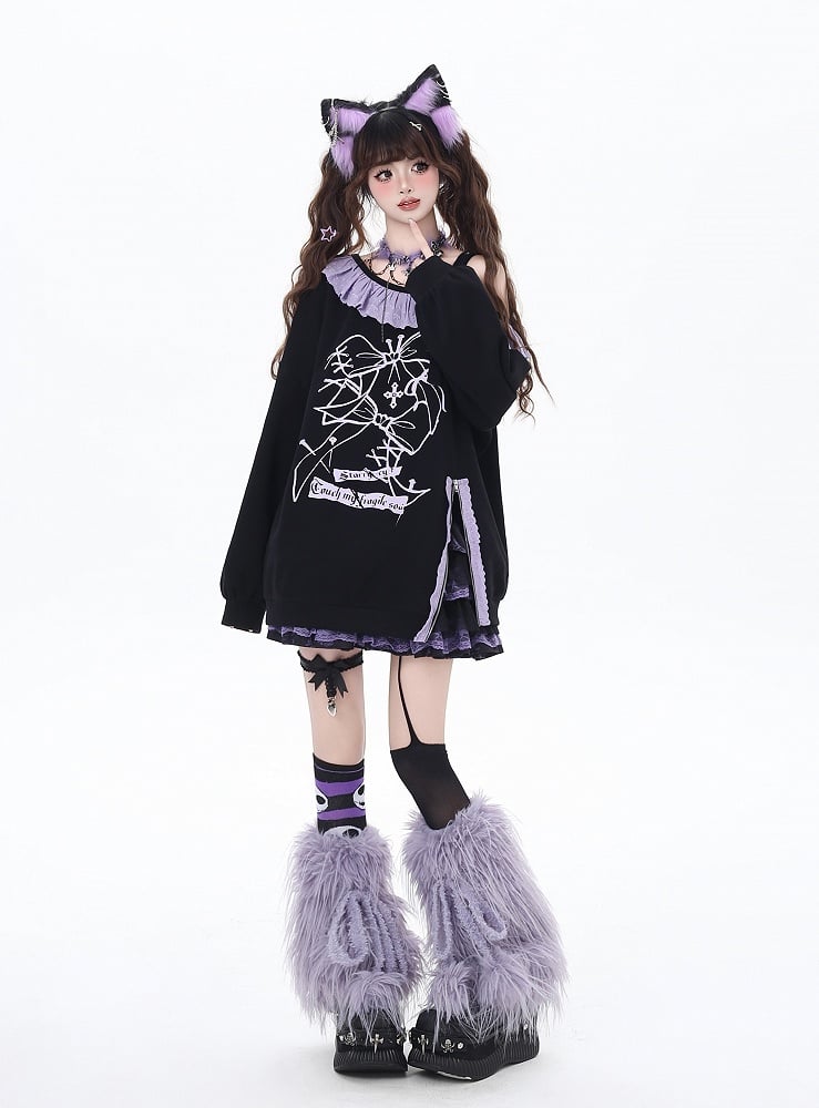 Schwarzes Sweatshirt mit asymmetrischem Ausschnitt, Rüschen, lila Spitzenbesatz und Seitenschlitz