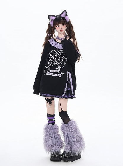 Schwarzes Sweatshirt mit asymmetrischem Ausschnitt, Rüschen, lila Spitzenbesatz und Seitenschlitz