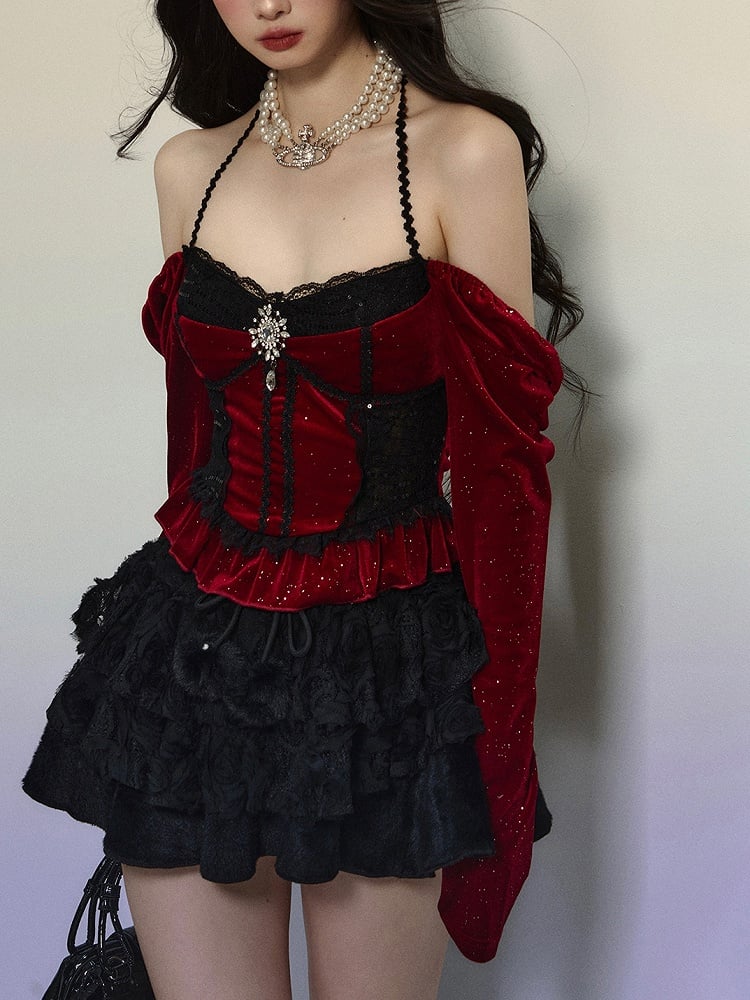 Mit roten Strasssteinen verziertes Neckholder-Top aus schimmerndem Samt