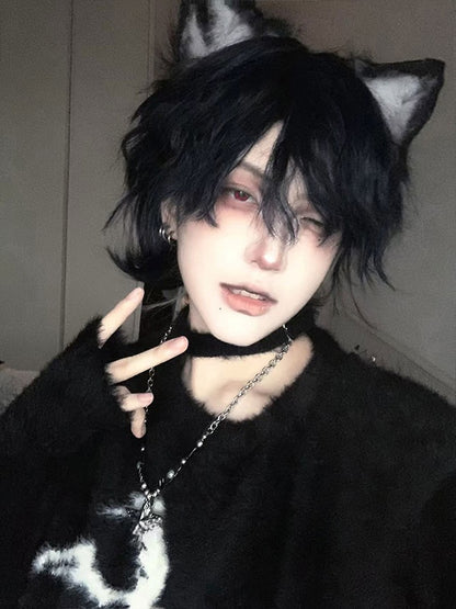 Dunkelblaue, kurze, gewellte Perücke im Jungenstil