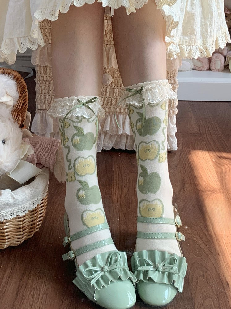 Grün/Rote Kalbssocken mit Spitze und Apfel-Lolita-Print und süßem Besatz