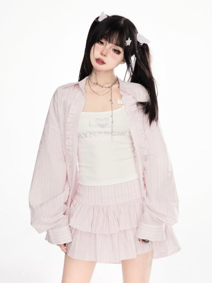 ピンクのフリルトリムのゆったりストライプシャツ