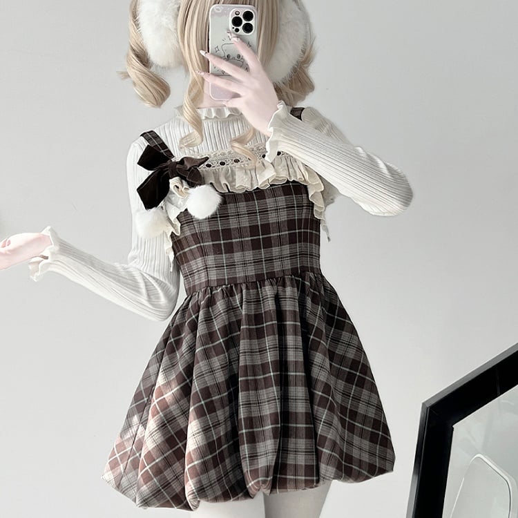 Set aus braun kariertem Bubble-Kleid mit Rüschenbesatz und weißem Oberteil