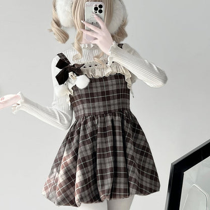 Set aus braun kariertem Bubble-Kleid mit Rüschenbesatz und weißem Oberteil