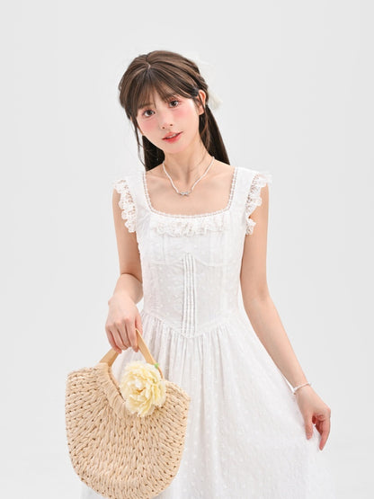 Elegantes weißes Kleid mit quadratischem Ausschnitt, flatternden Ärmeln, ärmelloser Spitze und Schleife zum Selbstbinden