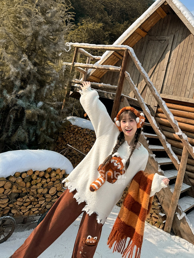 白い可愛いレッサーパンダのディストレストリムのルーズセーター