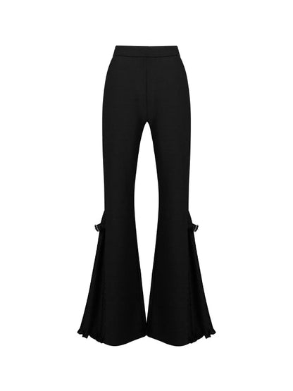 Ausgestellte schwarze Hosen mit Schnallen und Bundfalten