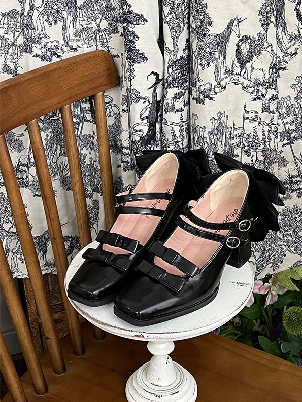 Elegante quadratische Absätze mit doppelter Schleife und PU-Zehenpartie, hohe schwarze Akzente, Lolita-Schnallen
