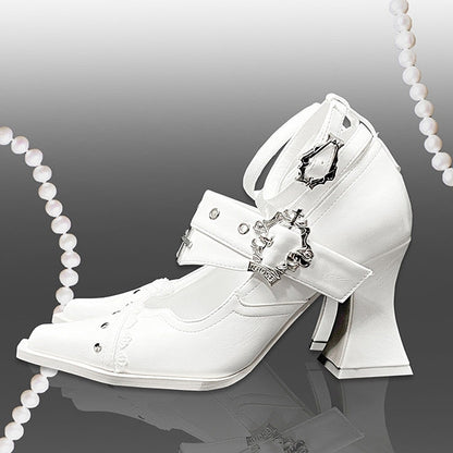 Punk-Spitze-Blockabsätze mit weißen Sargschnallen und Metallkreuz mit gotischen 8,5 cm