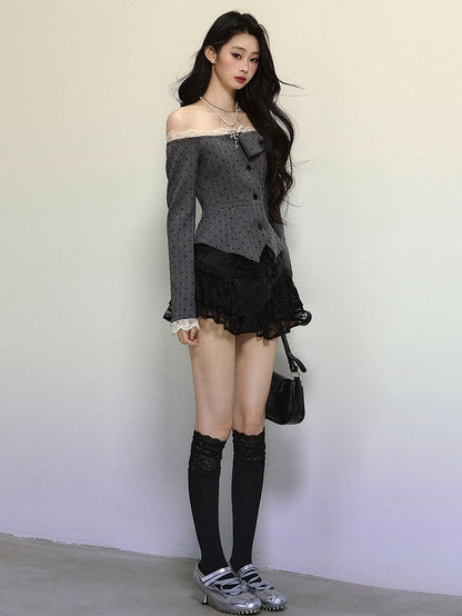 Graues, schulterfreies Top mit Punktmuster und Streifen