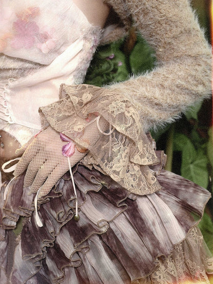 Kamelfarbenes, kurzes Oberteil mit Volant-Manschetten und langen Ärmeln für den Frühling