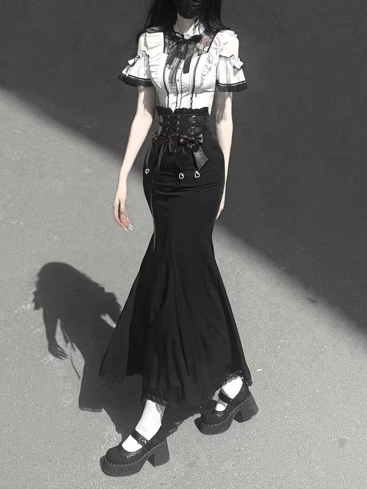 Schwarze Bluse mit ausgeschnittenen Schultern und Illusionsausschnittbesatz aus weißer Spitze von Jirai Kei