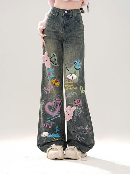 Jeans mit weitem Bein, buntem Graffiti und abnehmbarem rosa Plüschhasen in Blau
