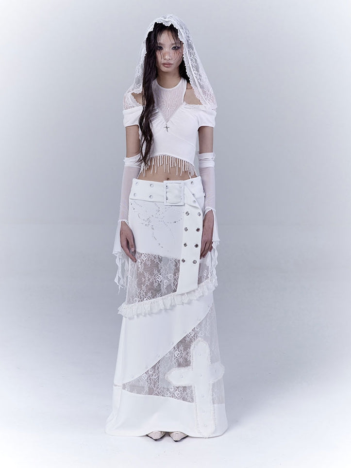 Kapuzen-Top mit Punk-Saum und kurzer weißer Cutout-Spitze an der Schulter mit Perlenquaste