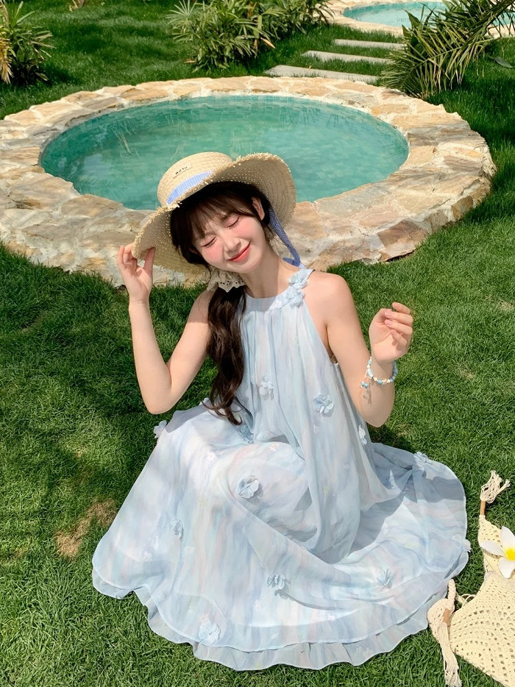 Blaues Neckholder-Kleid aus Chiffon mit floralen Akzenten