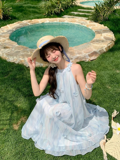 Blaues Neckholder-Kleid aus Chiffon mit floralen Akzenten