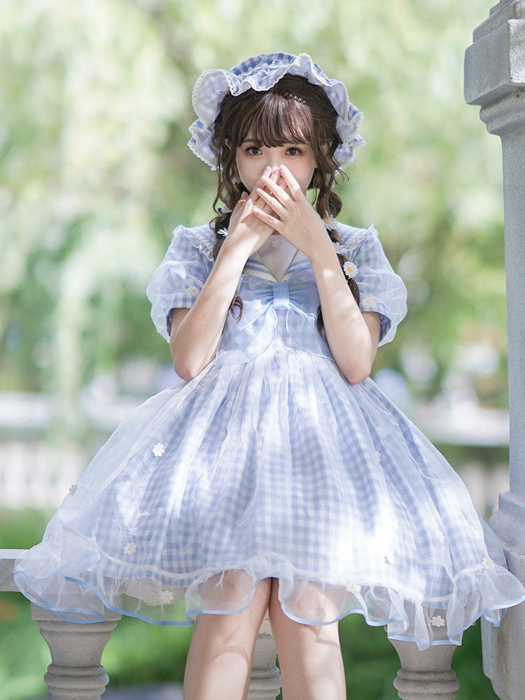 Hellblauer Matrosenkragen, weiße Gänseblümchen, kariertes süßes Kleid mit Schleifendetails