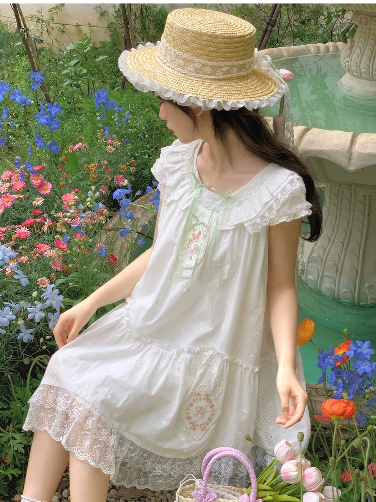Weißes Mori Kei-Kleid mit Blumenstickerei und Spitzenbesatz